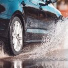 Carro em velocidade na chuva.