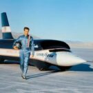 Homem saindo do carro mais rápido do mundo.