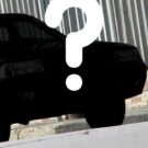 Um carro misterioso com um ponto de interrogação.