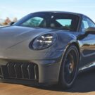 Uma Porsche 911 cinza