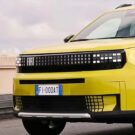 Um Fiat Grande Panda amarelo de frente.