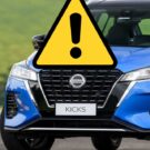 Um Nissan Kicks Azul com um sinal de alerta