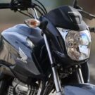 Moto Honda preta na diagonal