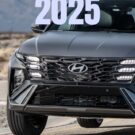 Um Hyundai Tucson com um letreiro 2025