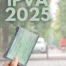 Uma mão segurando documento de IPVA 2025.
