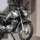 moto Honda CG prata na diagonal.