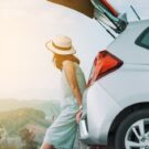 Mulher viajando com seu carro.