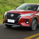 Nissan Kicks vermelho em velocidade.
