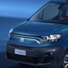 Novo Fiat Doblò azul na diagonal.