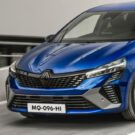 Novo Renault azul descendo a rampa