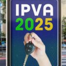 Placa escrito IPVA 2025 com uma mão segurando chaves de um carro.
