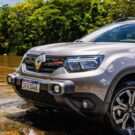 Renault Duster prata na água.