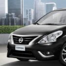 Sedã compacta Nissan Versa preta de lado.