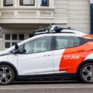 Táxi autônomo da GM estacionado.