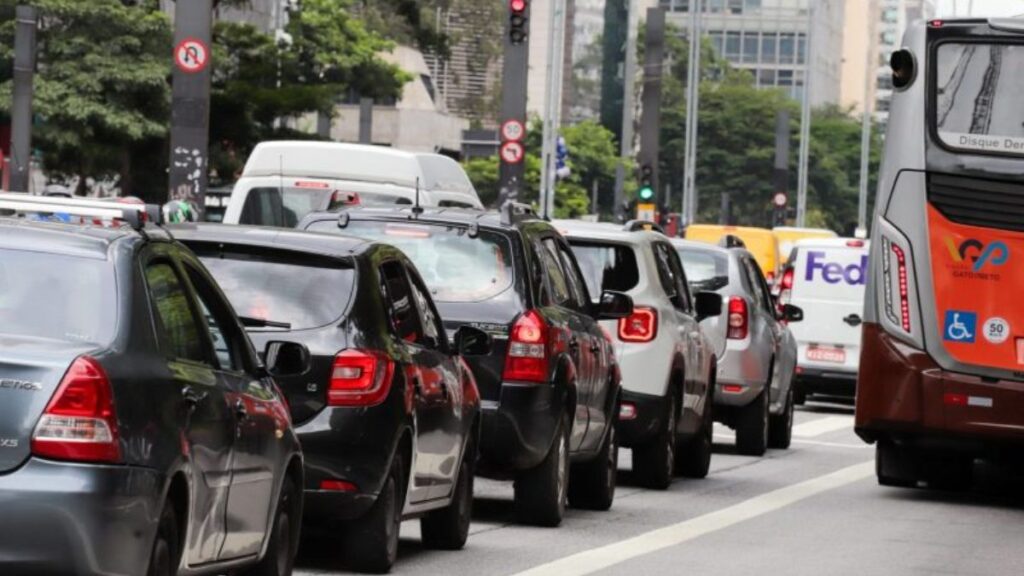 Trânsito em cidade.