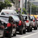 Trânsito em cidade.