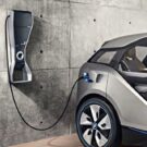 Um carro elétrico prata carregando.