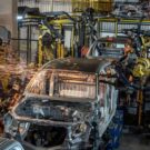 Um carro na montadora.