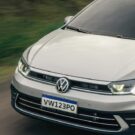 Um Volkswagen polo branco em velocidade