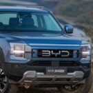 BYD Shark azul parada na diagonal.