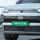 Hyundai Creta Eletric azul parado na diagonal.