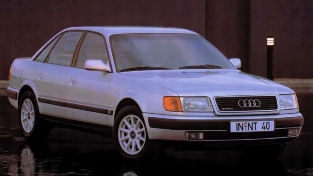 Audi branco na diagonal.