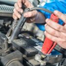 Bateria de carro sendo carregada.