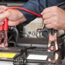 Bateria de carro sendo carregada.