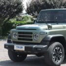 BAW 212 verde parada na diagonal.