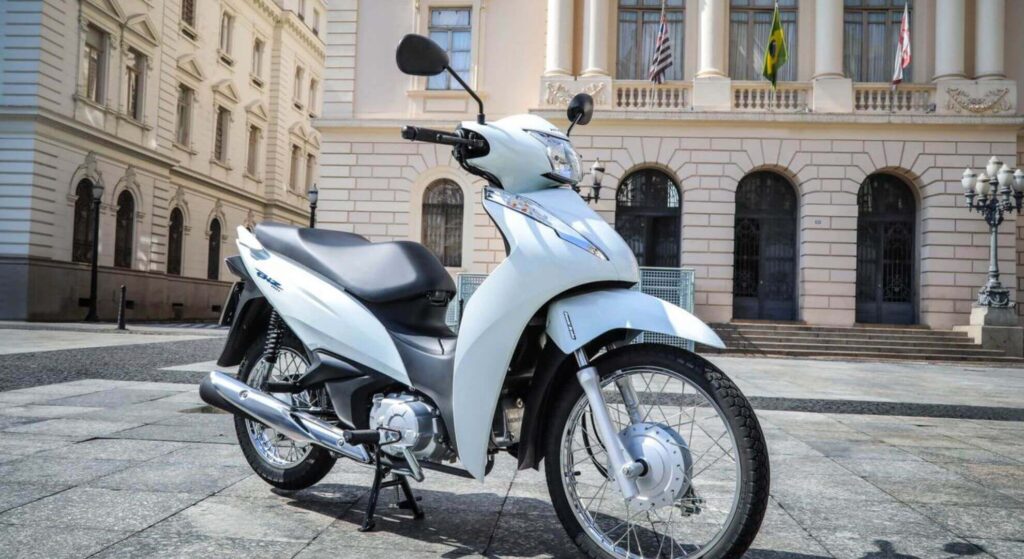 Honda Biz 110i branca na diagonal.
