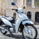 Honda Biz 110i branca na diagonal.