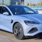 Carros elétricos: BYD azul.