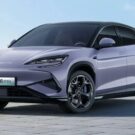 BYD Sea Lion 07 roxo parado na diagonal.