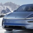 Carro da Tesla azul na neve.