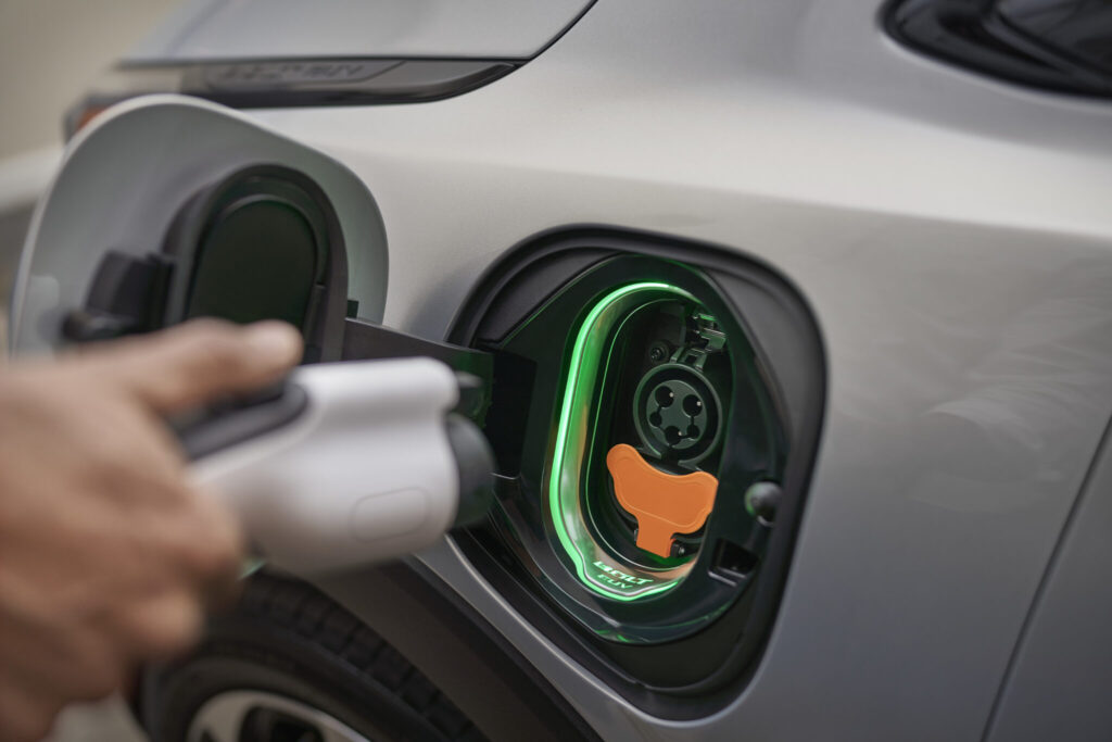 Carro elétrico sendo abastecido.