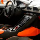 Dentro de um carro esportivo.