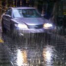 Carro na chuva.