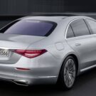 Traseira de Carro que vira as quatro rodas na estrada.