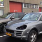 Carro sem os faróis.