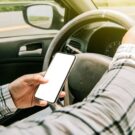 Celular ligado enquanto dirige.