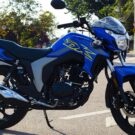 Motos: Honda CG 150 azul parada de lado.