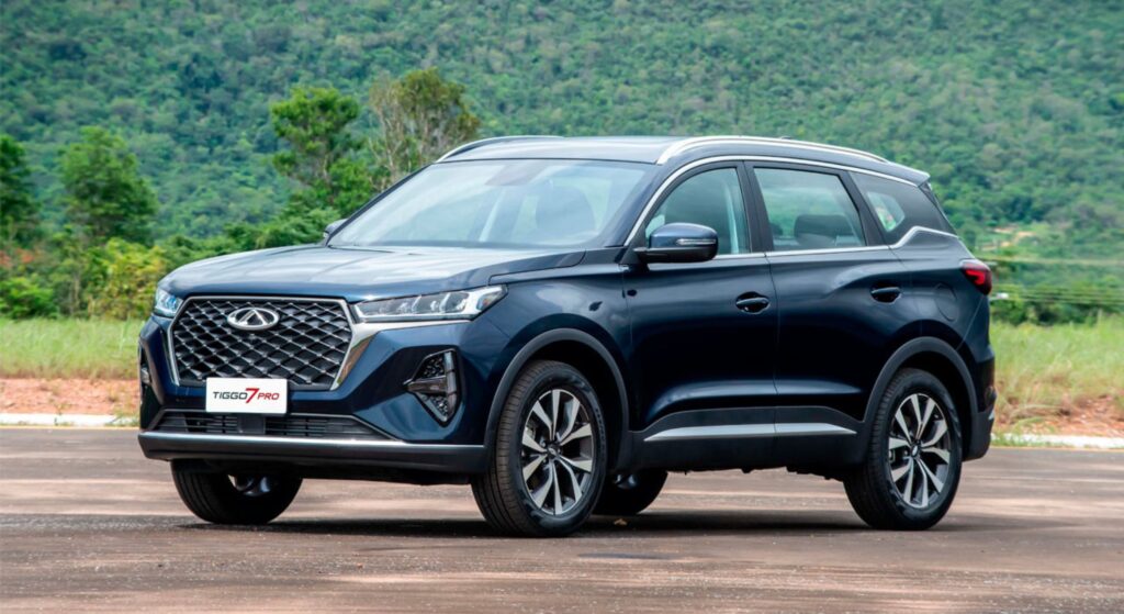 Caoa Chery Tiggo 7 Sport parado na diagonal.