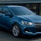 PcD: Chevrolet Onix LTZ azul em velocidade.