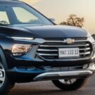 Chevrolet Montana azul parada na diagonal.