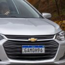 Chevrolet Onix prata de frente.