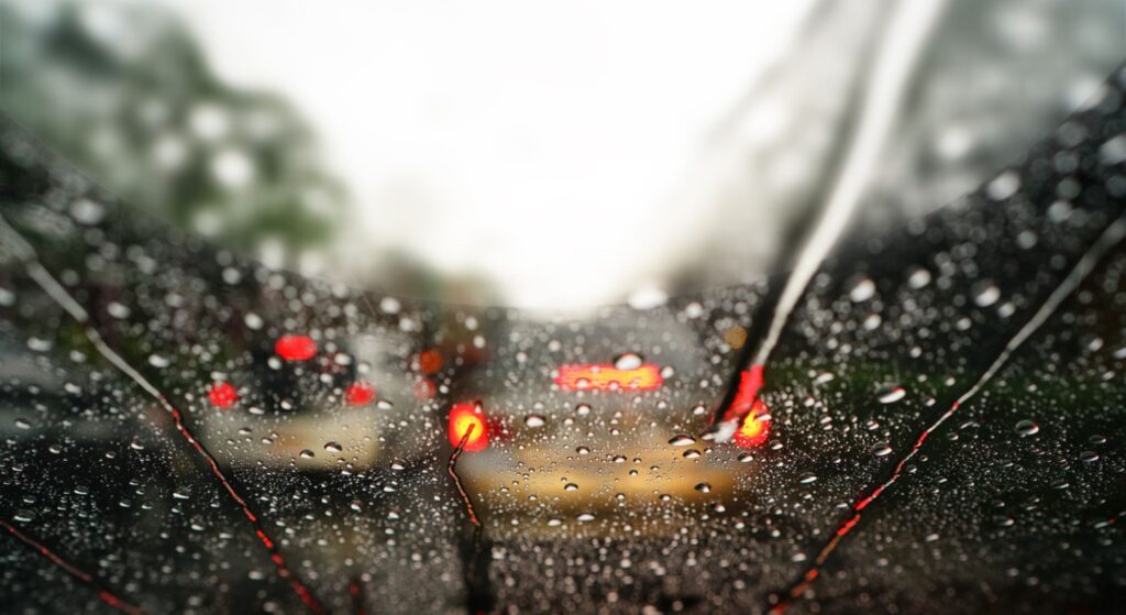 Chuva com aquaplanagem.
