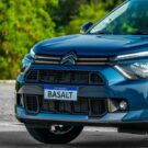 Citroën Basalt parado na diagonal.