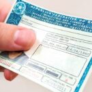 Pessoa segurando CNH.