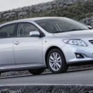 Corolla prata na diagonal.