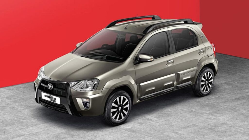 Etios Cross em fundo vermelho.